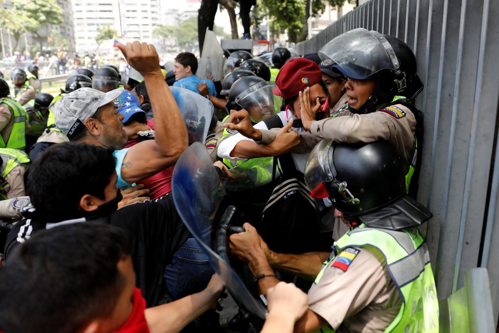 „Мирни демонстранти” се опитват да линчуват група полицаи и полицайки през април 2017-та