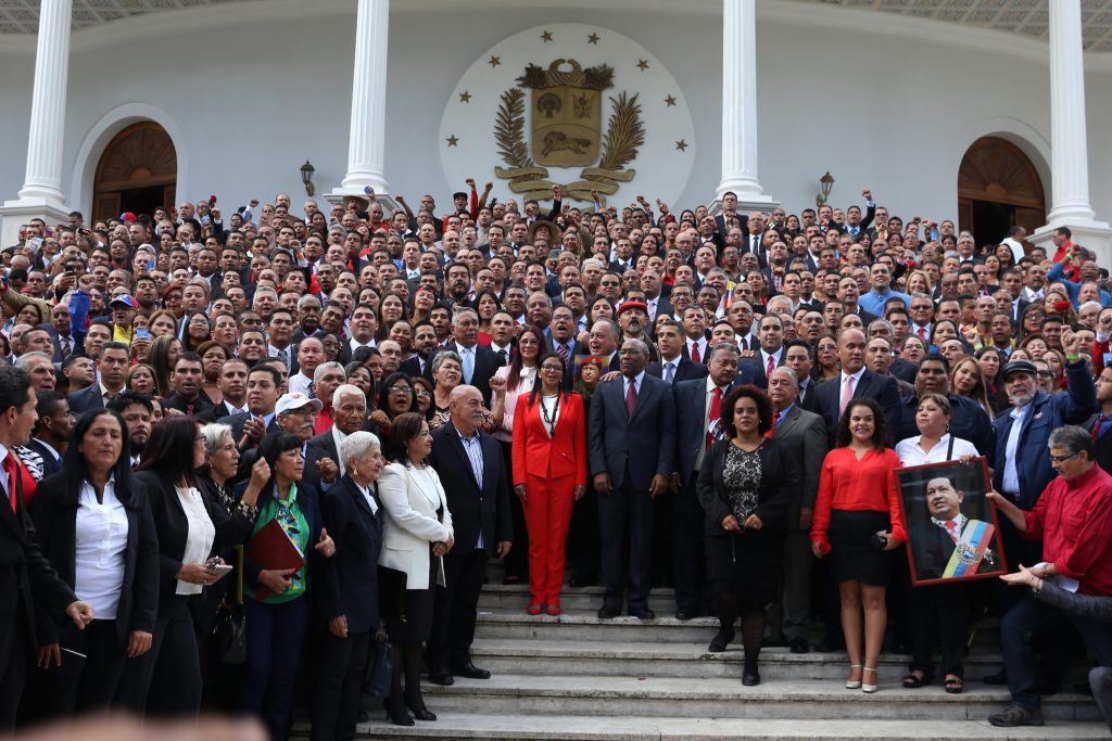 Националното конституционно събрание, председателствано от Делси Родригес, която тук е в червен костюм с панталон, заработи в сградата на Федералния законодателен дворец в Каракас