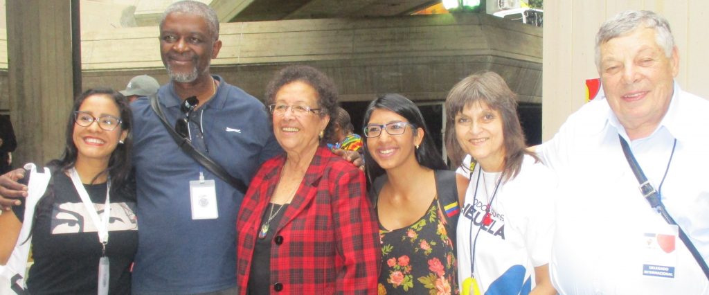 Роланд Лумумба заедно с "Лъвицата на Чавес" Мария Леон, с венесуелски момичета и с делегатите от България. Снимка: Дубраска Ернандес