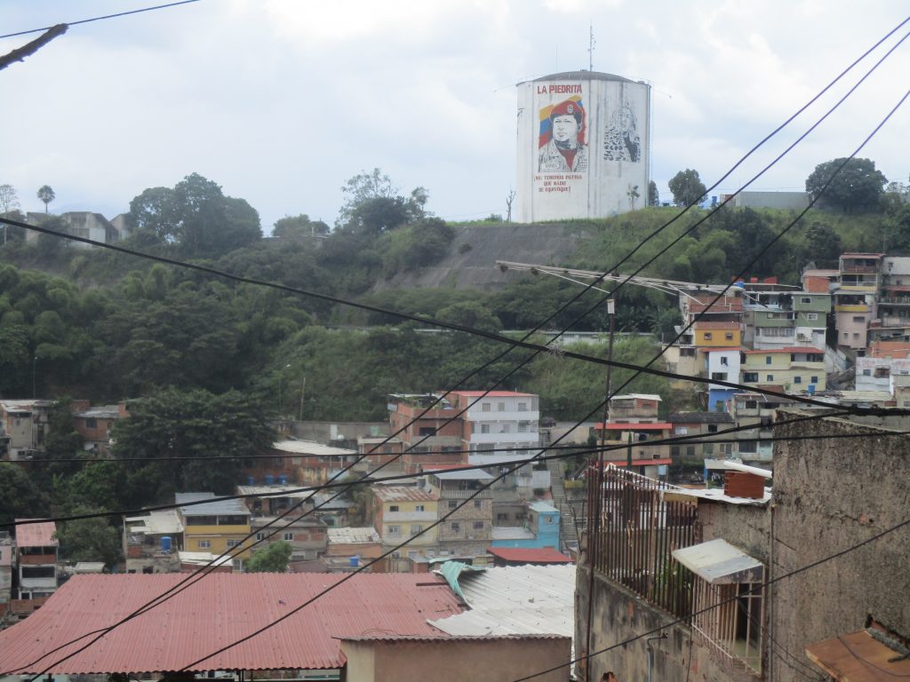 Ликът на Уго Чавес се извисява на хълм в квартал "23 януари" в Каракас. Снимка: Къдринка Къдринова