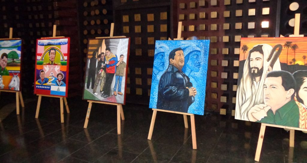 Галерия с картини, изобразяващи Чавес, до рецепцията в един от хотелите в Каракас. Снимка: Къдринка Къдринова