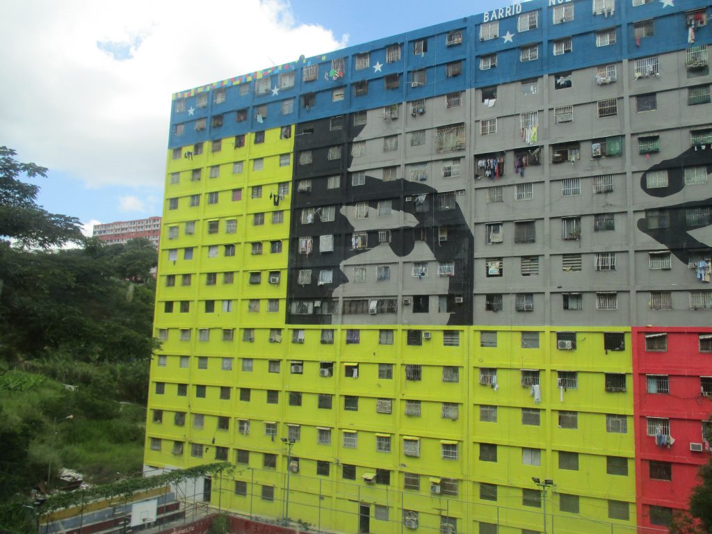 Погледът на Чавес е заел голяма част от фасадата на блок, саниран по мисията "Нов квартал трикольор". Снимка: Къдринка Къдринова