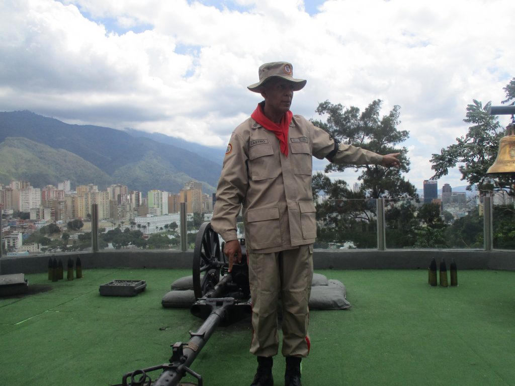 Това оръдие всяка вечер гърми в памет Чавес и екотът отеква в разположение в подножието на хълма Каракас. Снимка: Къдринка Къдринова