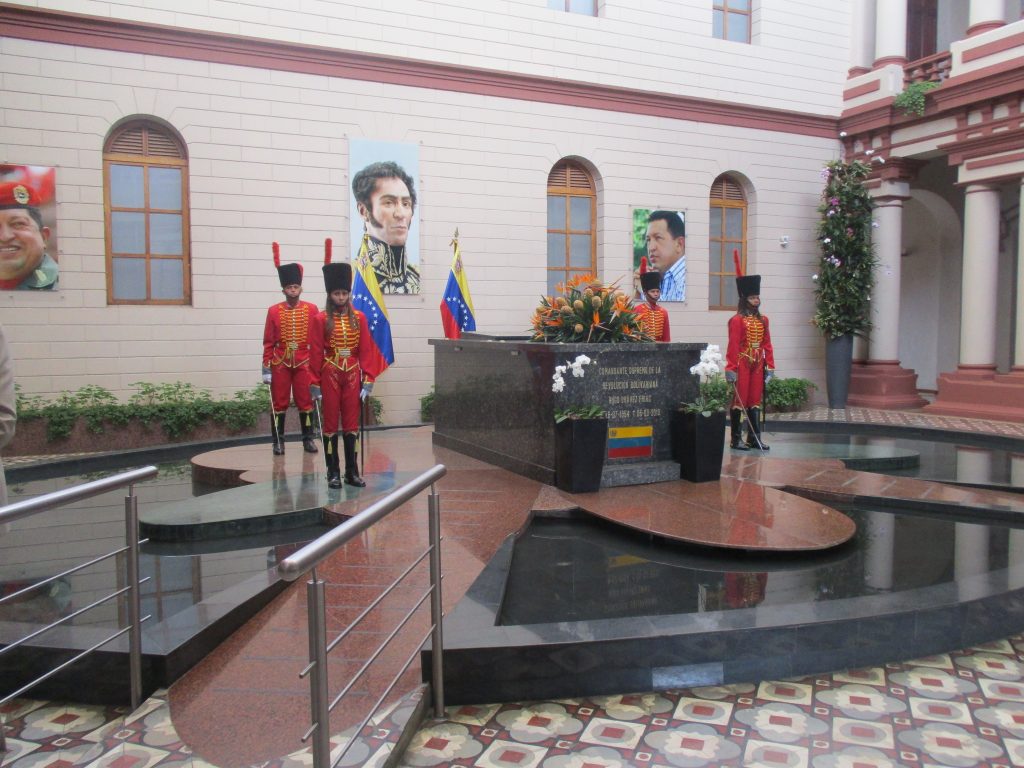 Край саркофага на Чавес стои почетен караул от гвардейци и гвардейки в хусарски униформи. Снимка: Къдринка Къдринова