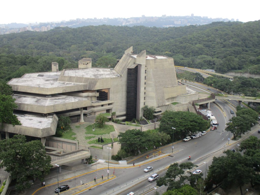 Поглед към театъра "Тереса Кареньо" от разположения точно срещу него хотел "Алба Каракас", в който бяхме настанени повечето от делегатите. Снимка: Къдринка Къдринова