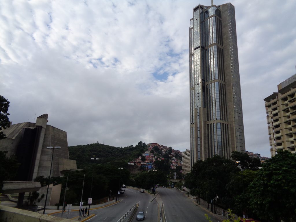 Контрастите на венесуелската действителност съседстват с театъра "Тереса Кареньо", част от чиято сграда се вижда вляво. В дълбочина се вижда хълм, от който започва един от народните квартали–Сан Агустин. А отдясно е един от двата небостъргачи близнаци в Каракас, които до не тъй отдавна бяха най-високите в Латинска Америка. Снимка: Къдринка Къдринова
