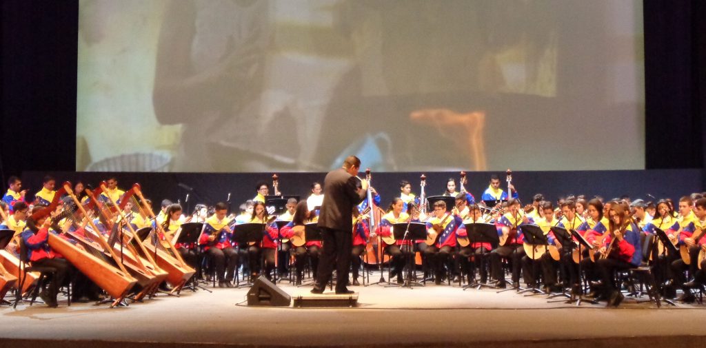 Изпълнение на младежкия оркестър Alma llanera ("Душата на долината") при откриването на форума "Всички сме Венесуела". Снимка: Къдринка Къдринова