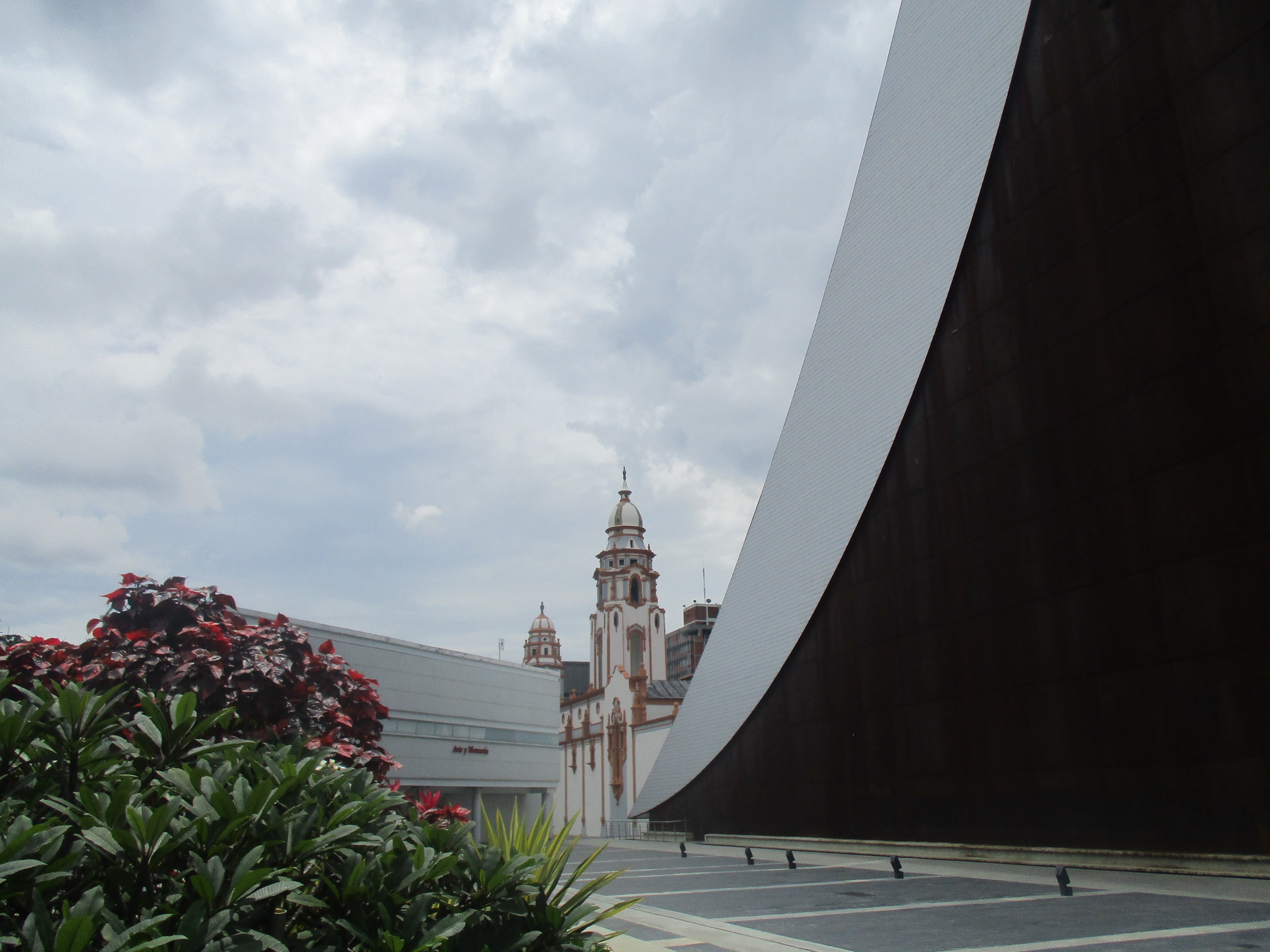Достроената през 2013-та към Пантеона гробница на Боливар наподобява гигантска платноходка. Снимка: Къдринка Къдринова