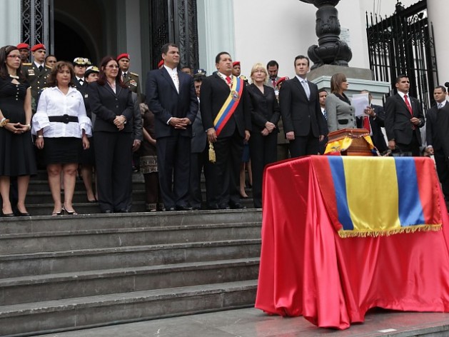 През 2010 г. президентите на Венесуела и Еквадор Уго Чавес и Рафаел Кореа полагат в Пантеона в Каракас и символичните останки на родената в Кито любима и съратничка на Боливар–Мануела Саенс