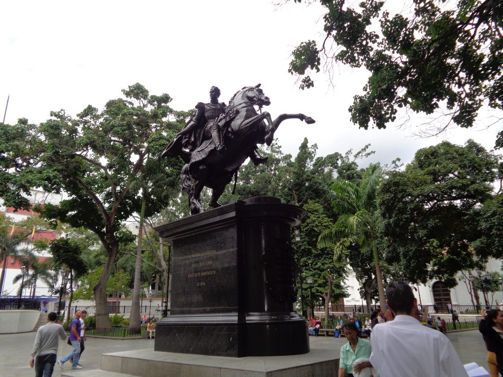 Паметникът на Симон Боливар, разположен в красива градинка в средата на площад „Боливар”. Снимка: Къдринка Къдринова