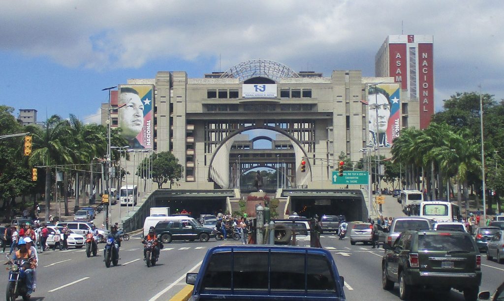 Паметникът е вписан в арката на необичаен архитектурен комплекс, който прегражда булеварда и в който се намира Дворецът на правосъдието. Снимка: Къдринка Къдринова