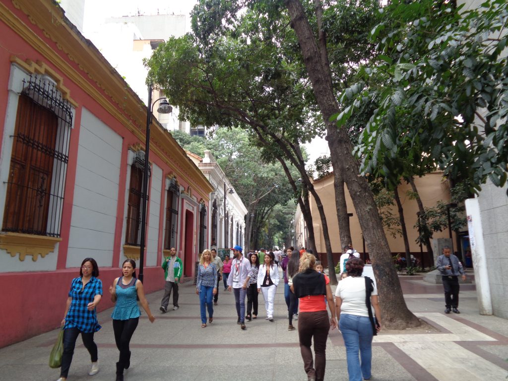 Къщата вляво, в която днес има музейна експозиция, но и популярно кафене, е на учителя и наставника на младия Боливар–Симон Родригес. Снимка: Къдринка Къдринова