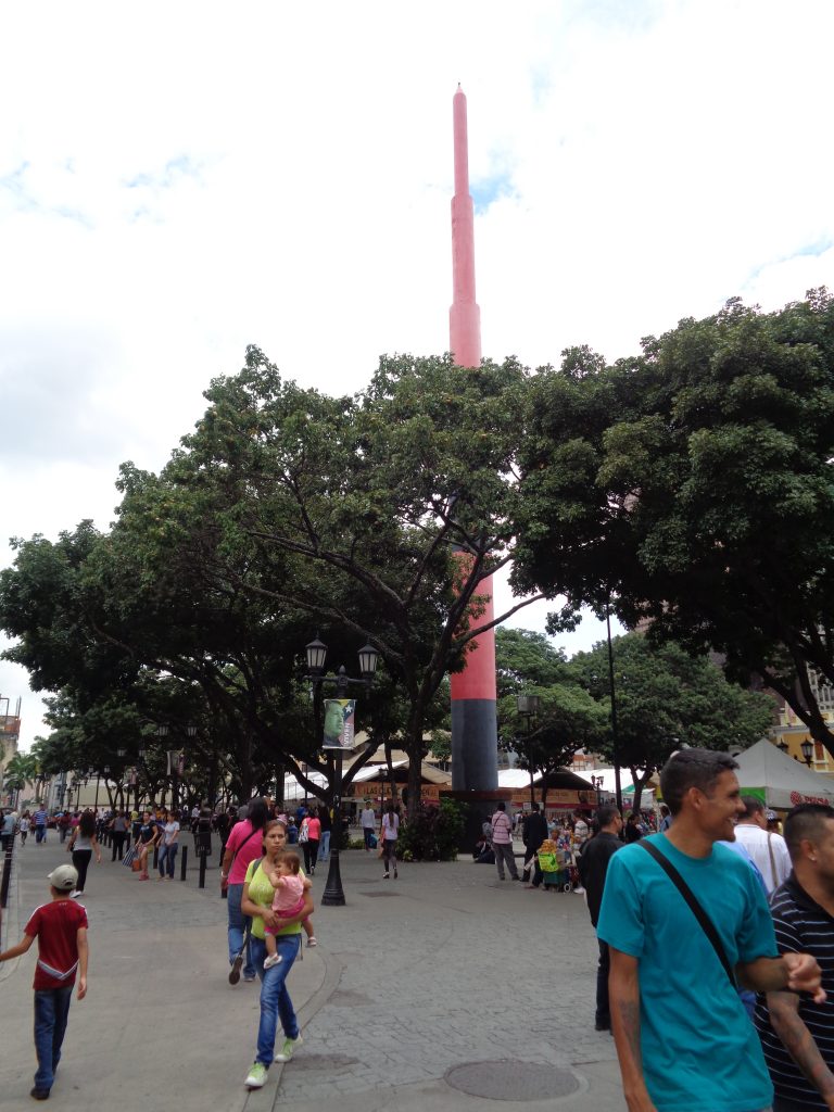 На историческия площад „Ел Венесолано” („Венесуелецът”) се извисява своеобразен паметник от стомана във формата на игла. Снимка: Къдринка Къдринова