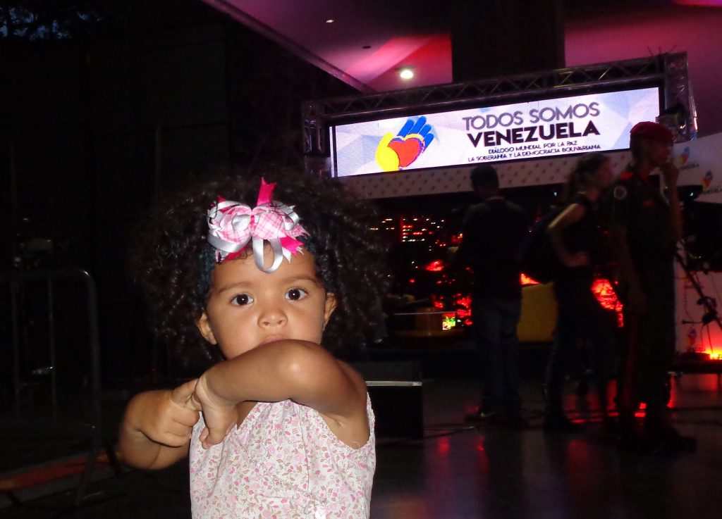 Заедно с тази малка хубавица–"Всички сме Венесуела". Снимка: Къдринка Къдринова