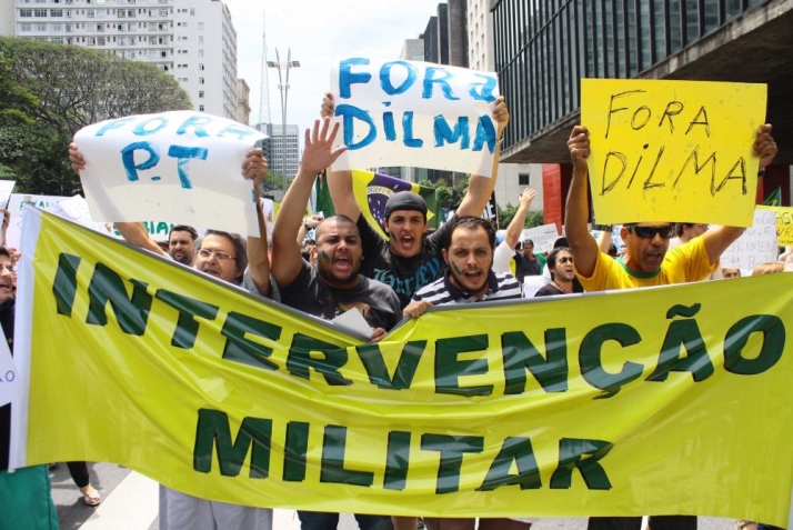 "Вън Дилма", "Вън Работническата партия", "Военна намеса"–такива лозунги размахваха демонстрантите в бразилските градове по време на кампанията за сваляне на Дилма Русеф от власт. Снимка: Resumen Latinoamericano