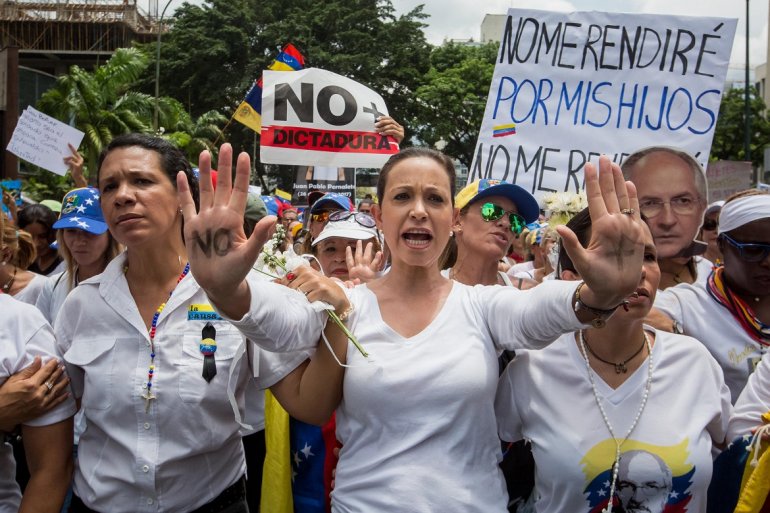 Мария Корина Мачадо (в средата) по време на една от опозиционните демонстрации във Венецуела през май 2017 г. Снимка: EFE