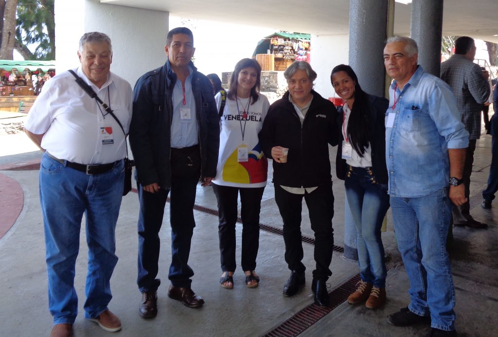 Чилийският сенатор Алехандро Наваро (в средата, с чаша кафе) заедно делегатите на България и с участници от Венесуела и Чили. Снимка: Луис Гаронтон