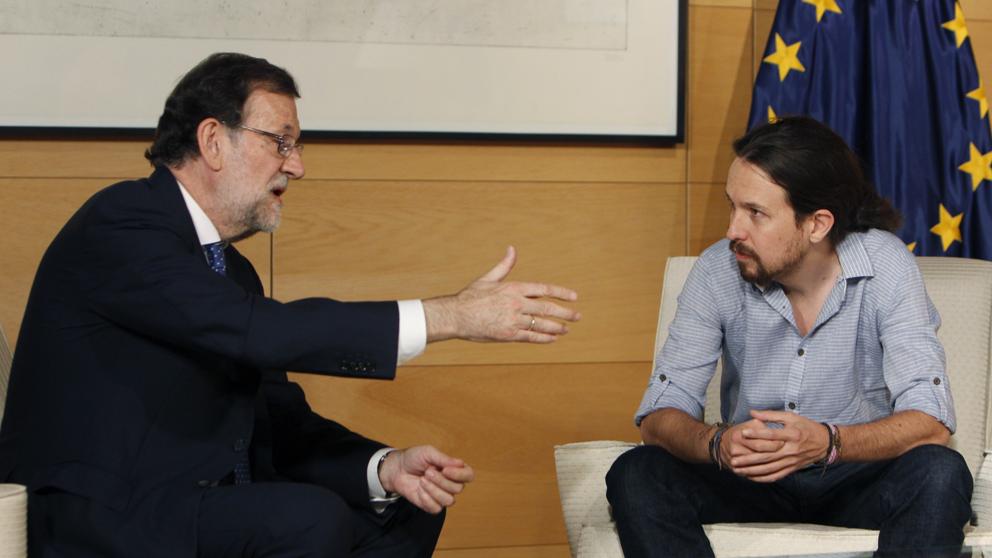 Водачът на Народната партия Мариано Рахой и лидерът на "Подемос" Пабло Иглесиас по време на среща в Националния конгрес в Мадрид през юли 2016-та, при тогавашните консултации за сформиране на испанско правителство. Снимка: EFE