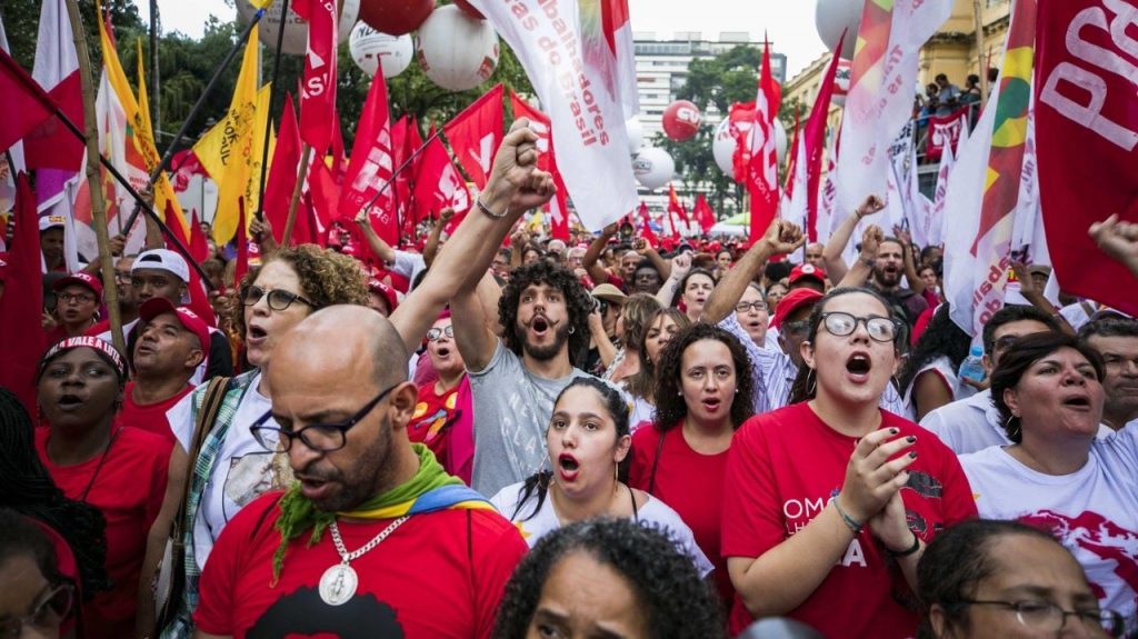 Събралото се в Сао Пауло човешко множество ентусиазирано подкрепи Лула. Снимка: EFE