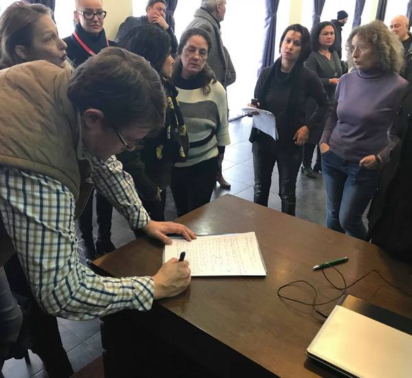 По време на подписването на декларацията от бургаски журналисти. Снимка: flagman.bg