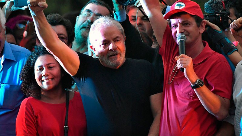 "Уж мен са сложили на подсъдимата скамейка, а осъждат целия бразилски народ," каза Лула пред симпатизантите си. Снимка: elonce.com