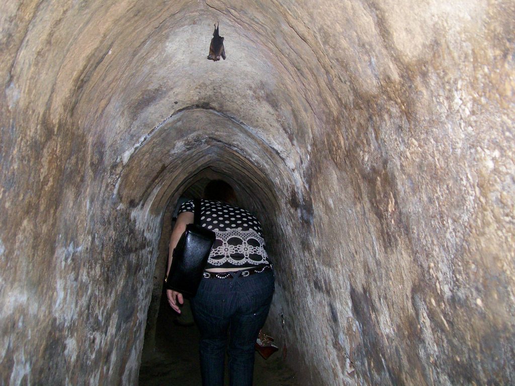 Днес тунелите са разширени в туристическата част, за да могат да минават по-лесно посетителите. В оригиналния си вид те са били много тесни, съобразени с физиката на дребничките виетнамци и непроходими за едрите американци. Снимка: Къдринка Къдринова
