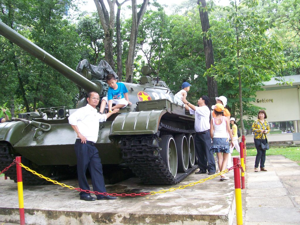 Същият танк днес е любим фон за снимки за спомен с весели малчугани. Инсталиран е в парка край някогашния Дворец на републиката, където днес се помещава местната управа на град Хо Ши Мин. Снимка: Къдринка Къдринова