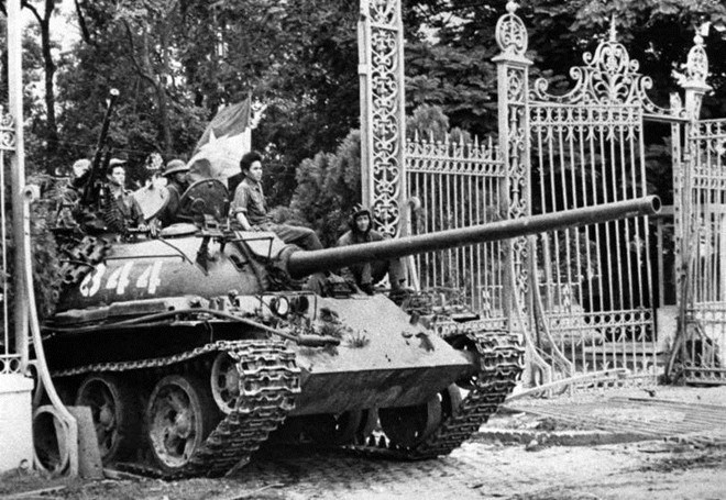 Танк с бойци на Народната армия на ДРВ и на Фронта за освобождение на Южен Виетнам навлиза през портала към Двореца на републиката (президентството) в Сайгон на 20 април 1975 г. Снимка: архив