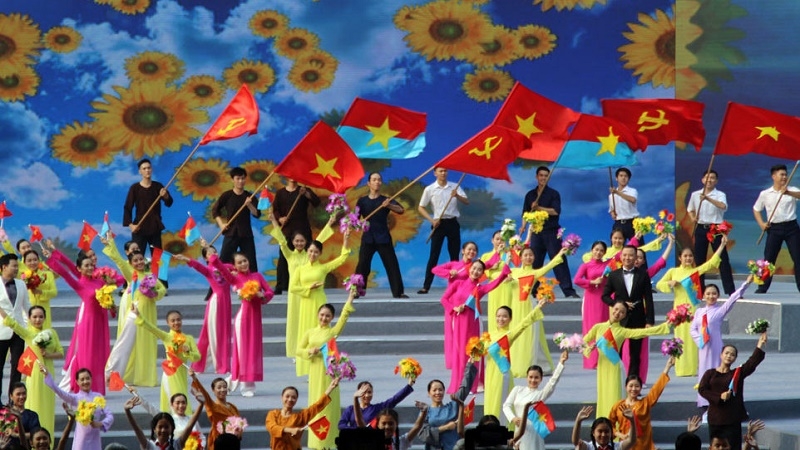 Навръх 50-годишнината от офанзивата Тет в град Хо Ши Мин се състоя тържествен концерт, посветен на юбилея с участието на много ветерани, както и, разбира се, на висши държавни и партийни ръководители на Социалистическа република Виетнам–това е официалното име на страната след обединението на Севера и Юга през 1976 г. Снимка: nhandan 
