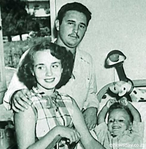 Мирта Диас-Баларт, Фидел Кастро и малкият Фиделито в вачалото на 50-те. Снимка: TheCubanHistory
