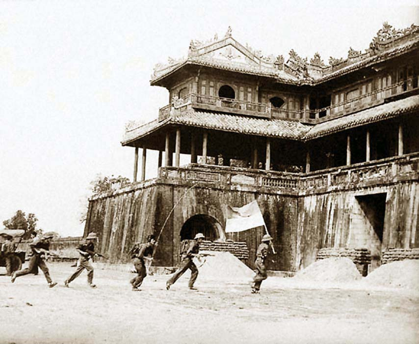 Бойци от Народната армия на ДРВ щурмуват старинната цитадела в Хюе по време на офанзивата Тет през 1968 г. Снимка: VNA