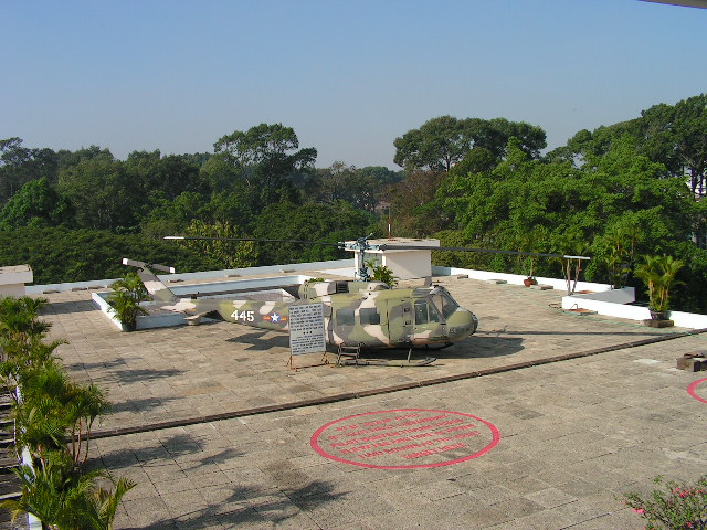 Ето го и покривът с американските хеликоптери–разбира се, те днес са само музейна възстановка. Снимка: Къдринка Къдринова