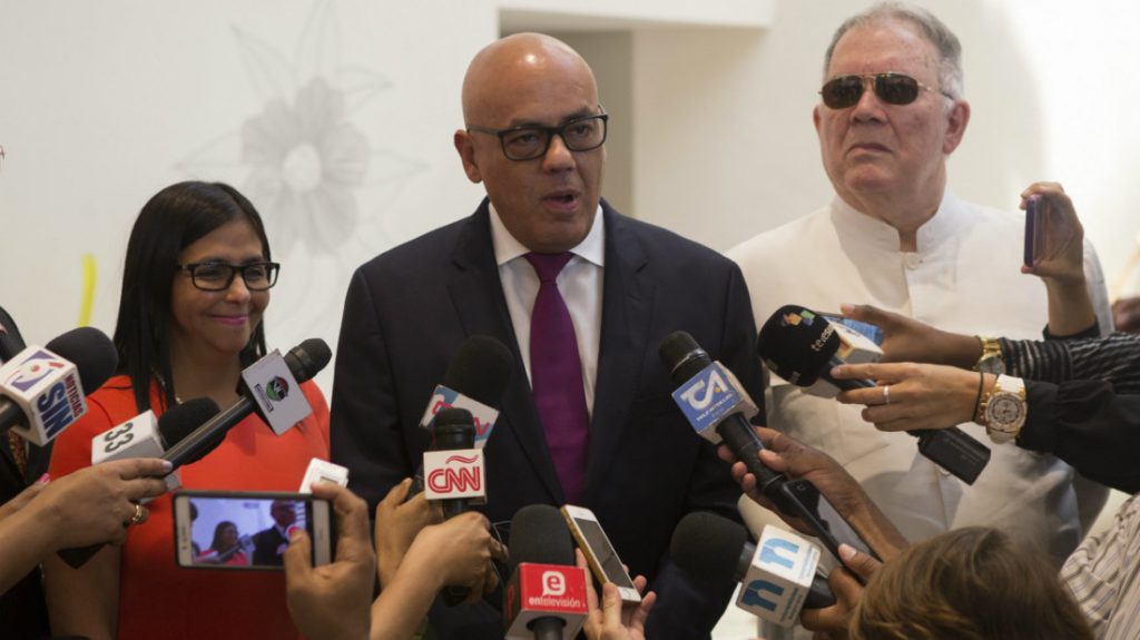 Водещият от името на правителството преговорите в Доминиканската република Хорхе Родригес (в средата) и председателката на Националното конституционно събрание Делси Родригес. Снимка: EFE