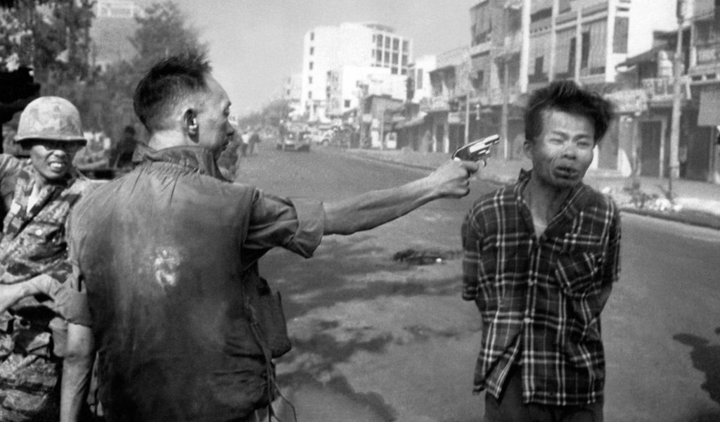 Прочутият кадър на фоторепортера на АР, разтърсил американското обществено мнение–шефът на сайгонската полиция застрелва от упор заподозрян в сътрудничество с партизаните по време на офанзивата Тет. Снимка: АР