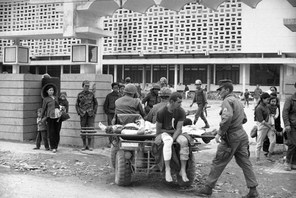 Вкарват на територията на атакуваното от партизани американско посолство в Сайгон ранени при отбраната му американски войници. Снимка: АР