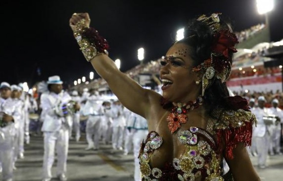 Раиса ди Оливейра, традиционната кралица на карнавала на школата Beija Flor, тази година приветстваше публиката с размахан юмрук. Снимка: diario diigital