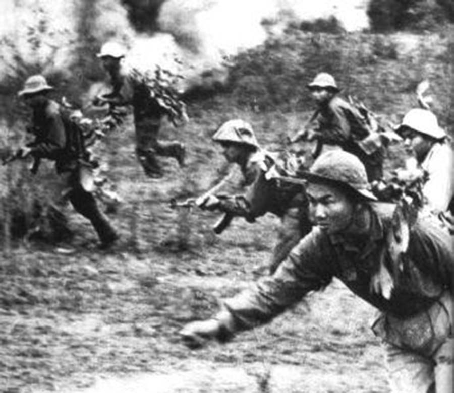 Виетнамски бойци по време на атака срещу американски позиции по време на офанзивата Тет през 1968 г. Снимка: архив