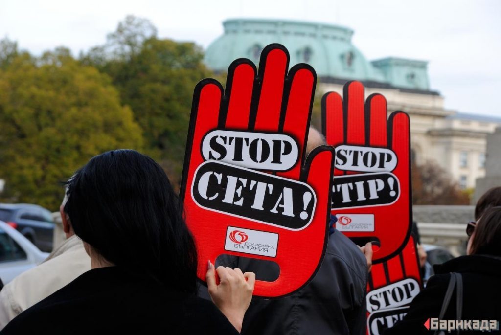 Кадър от протеста срещу CETA в София през ноември 2016-та година. Снимка: Ивайло Атанасов, "Барикада"