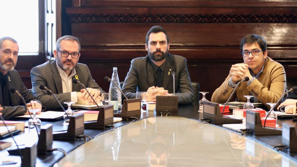 Председателят на парламента в Каталуня Рожер Торен (в средата) свика заседание за 28 март с цел да се обявят премиерските кандидатури на Карлес Пучдемон, Жорди Санчес и Жорди Турул–нищо, че всички са зад решетките. Снимка: El Pais