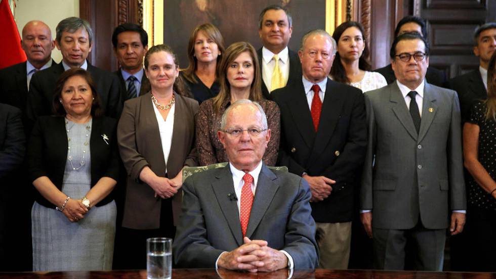 Обявявайки оставката си по телевизията, Кучински строи зад гърба си като фон своите министри. Снимка: El Pais