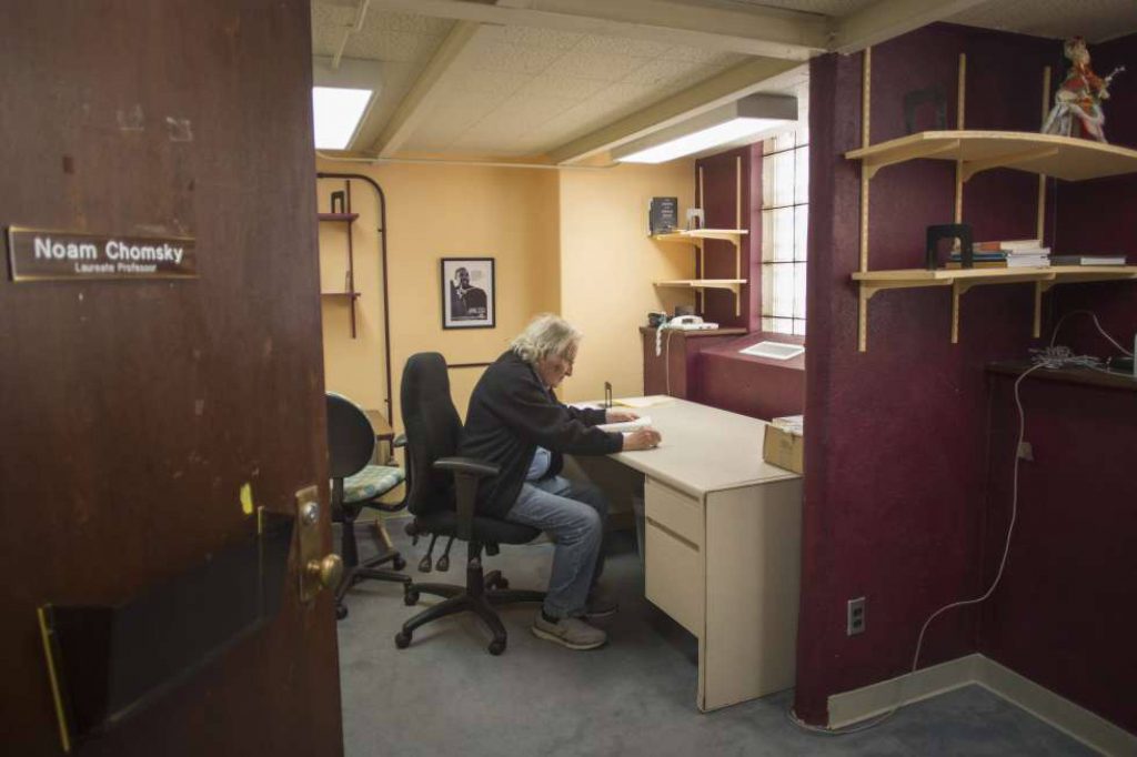 Ноам Чомски в още неуредения си кабинет в Университета на Аризона. Снимка: El Pais