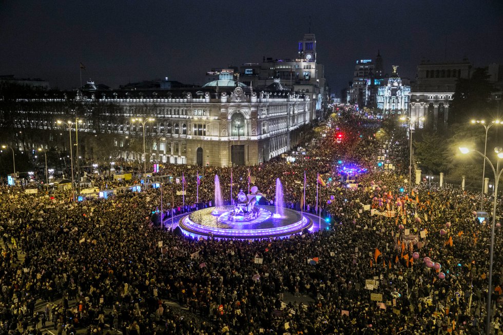 Площад "Сибелес" в Мадрид, залят от човешкото множество, включило се във вечерното протестно шествие на жените навръх осми март. Снимка: El Pais