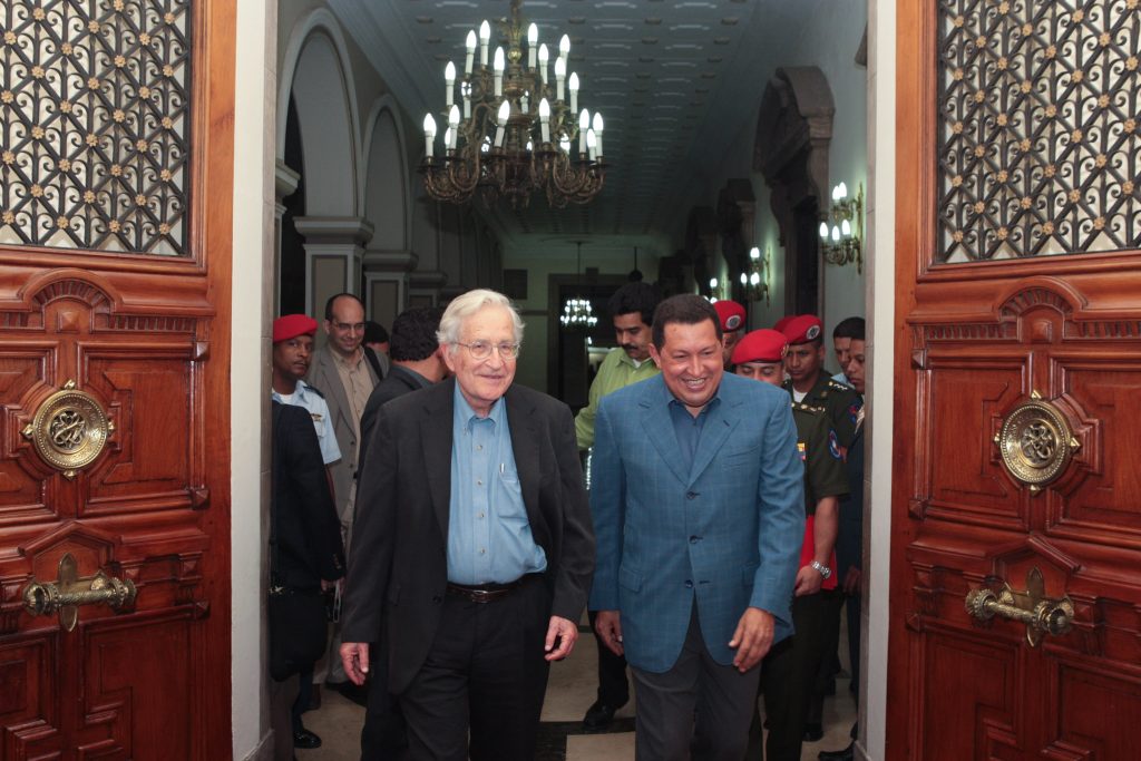 Ноам Чомски по време на свое гостуване в президентския дворец в Каракас през 2009 г., когато там го посреща и изпраща Уго Чавес. Снимка: ABN