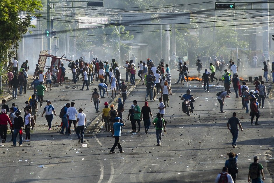 Улиците на Манагуа бяха превърнати в бойни полета от протестиращите. Снимка: Resumen Latinoamericano