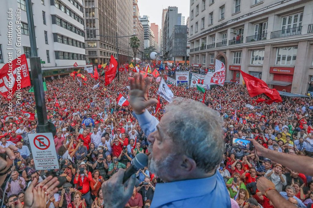 Лула лесно пали и повежда площадите, които разпознават в него "свой". Затова противниците му така усърдно се стараят да го махнат от политическата сцена. Снимка: Jornal Grande Bahia