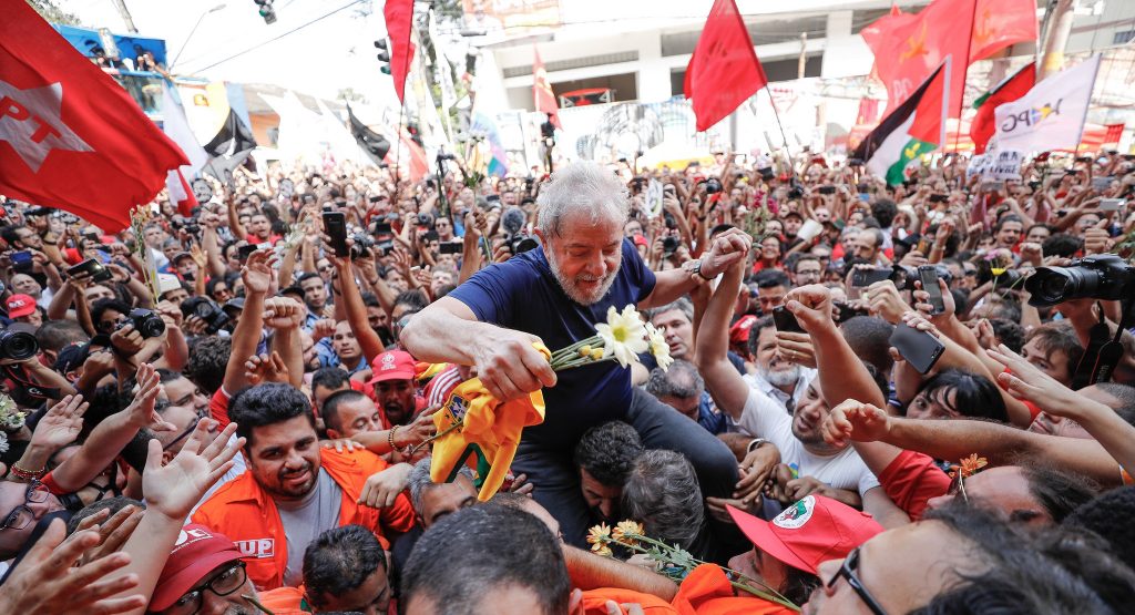 Преди да тръгне към затвора, Лула да Силва бе понесен на ръце от екзалтираните си привърженици. Снимка: Instituto Lula