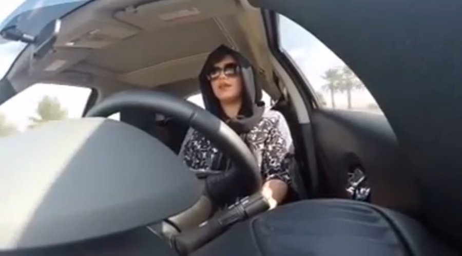 Лоуджан ал-Хатлул е била арестувана няколко пъти заради настояването да кара сама колата си. Снимка: YouTube