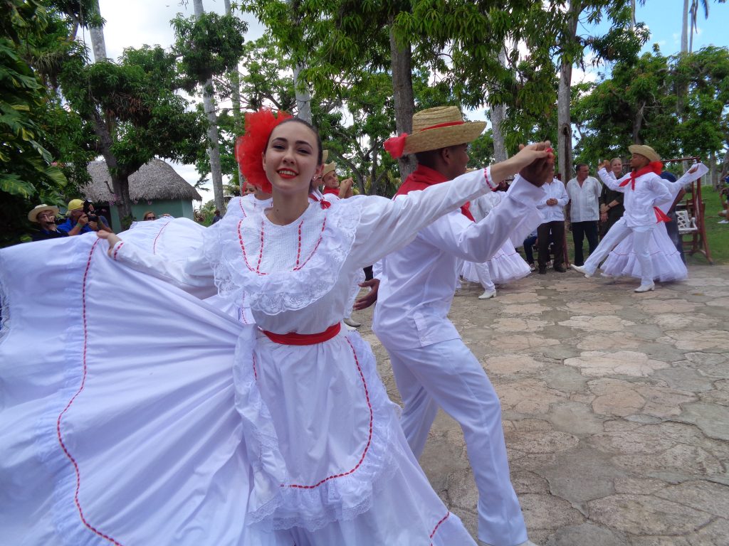 Покрай танцовите състави, които ни посрещаха навсякъде, опознахме цялото богатство на кубинския фолклор. Снимка: Къдринка Къдринова