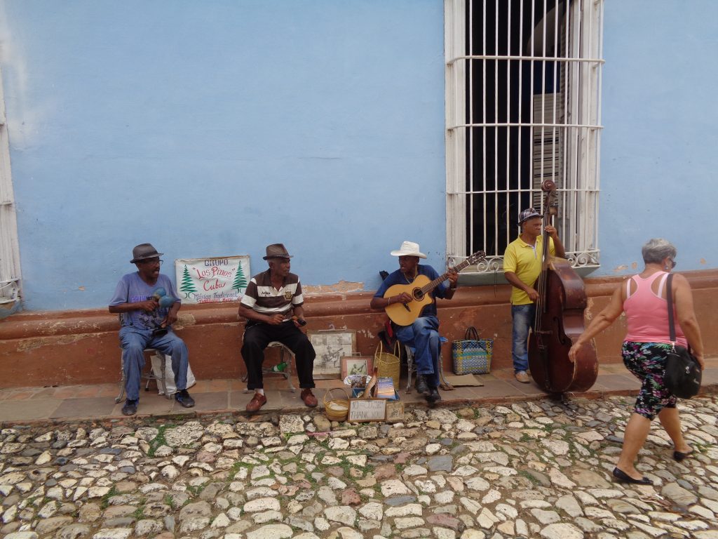 Уличен оркестър от пенсионери в Тринидад. Снимка: Къдринка Къдринова 