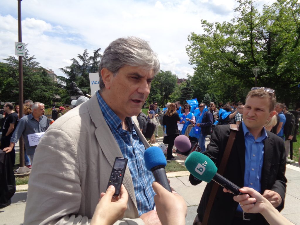 Проф. Атанас Карафезлиев отговаря на въпросите на журналистите. Снимка: Къдринка Къдринова